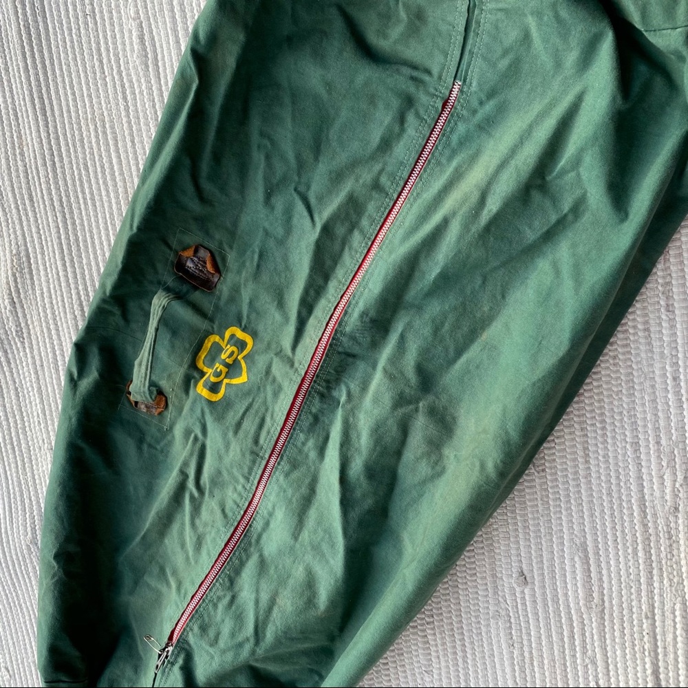 Girl Scouts Vintage Army Green Travel Duffel Bag with Red Zipper and Yellow Logo